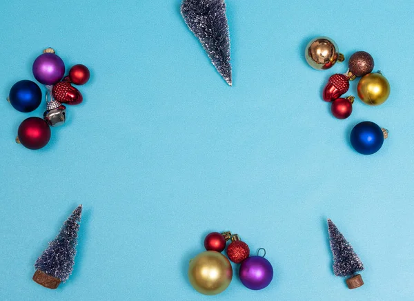 Kerstmis Plat Lag Met Kleurrijke Kerstballen Kleine Kerstbomen Blauwe Achtergrond — Stockfoto