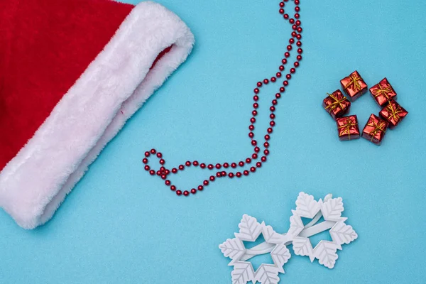 Weihnachtsflache Mit Weihnachtsmann Hut Rot Halskette Kleinen Roten Geschenken Und — Stockfoto