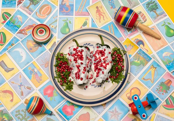 Chiles en nogada, yoyo, balero, trompo ve uçak, piyango arka planında Meksika oyuncakları