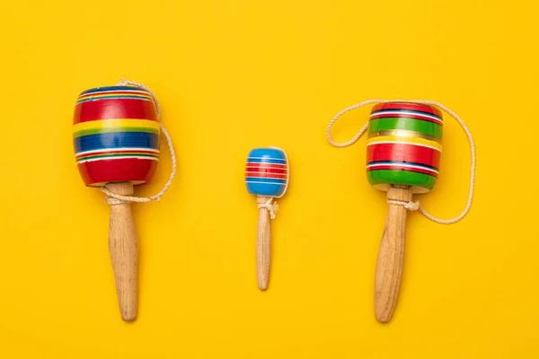 Baleros Traditionelles Mexikanisches Spielzeug Cup Und Ball Auf Gelbem Hintergrund — Stockfoto
