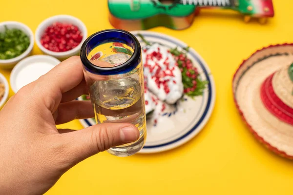 Mujer Mano Sosteniendo Vaso Tequila Chile Nogada Ingredientes Guitarra Juguete Imagen De Stock