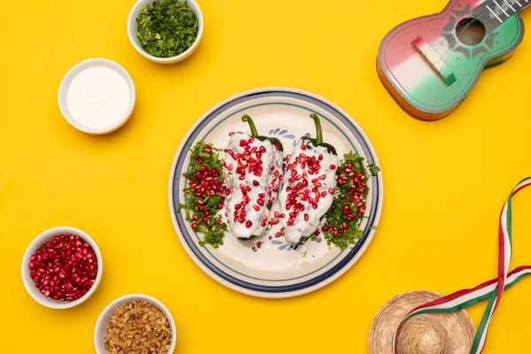 Fotografía Laica Plana Con Chiles Nogada Plato Tradicional Puebla Con Imagen De Stock