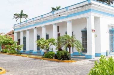 TLACOTALPAN, VERACRUZ, MEXICO - 21 AĞUSTOS 2021: Meksika sömürge kasabası Tlacotalpan UNESCO Dünya Mirası Alanının tipik renkli evleri