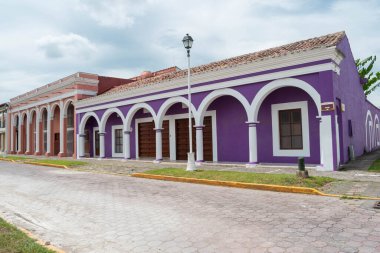 TLACOTALPAN, VERACRUZ, MEXICO - 21 AĞUSTOS 2021: Tipik Meksika sömürge kasabası Tlacotalpan UNESCO Dünya Mirası Sitesi evleri