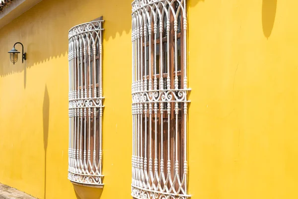 Ventanas Con Decoración Hierro Blanco Pared Amarilla Casa Tradicional Tlacotalpan — Foto de Stock