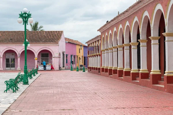 TLACOTALPAN, VERACRUZ, MEXICO - 21 AĞUSTOS: Bulutlu bir günde Tlacotalpan şehir merkezinde tipik sokak manzarası