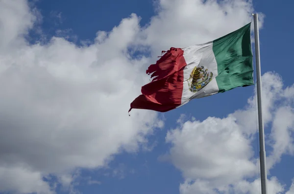 衣衫褴褛的墨西哥国旗 — 图库照片