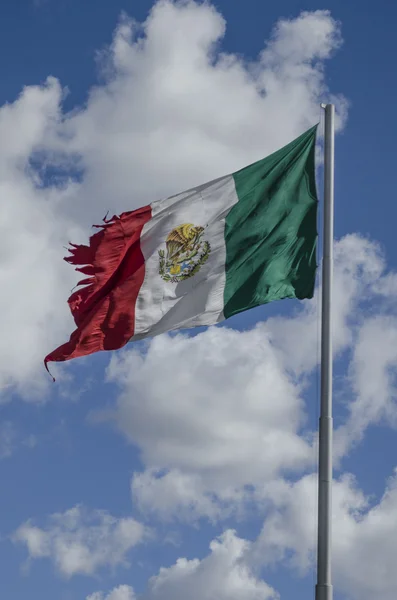 衣衫褴褛的墨西哥国旗 — 图库照片