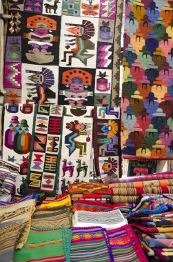 Pisac pazarında Perulu el sanatları