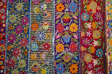 Pisac pazarında Perulu el sanatları