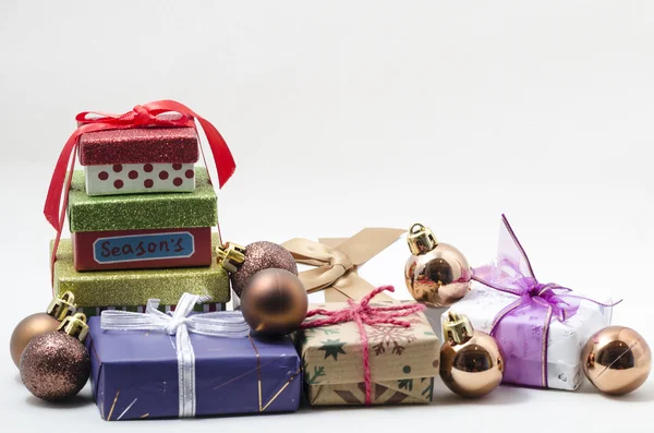 Cadeaux et boules de Noël — Photo