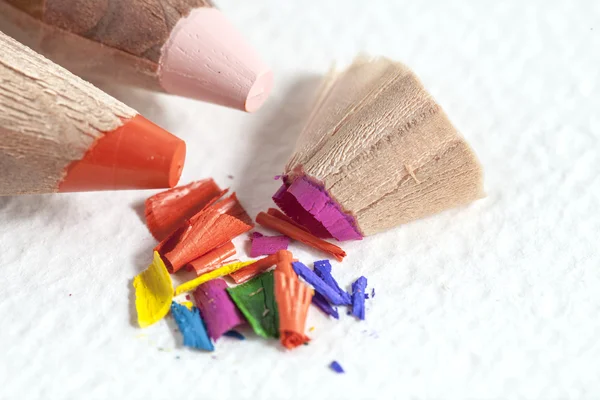 Crayons de couleur copeaux sur papier blanc — Photo