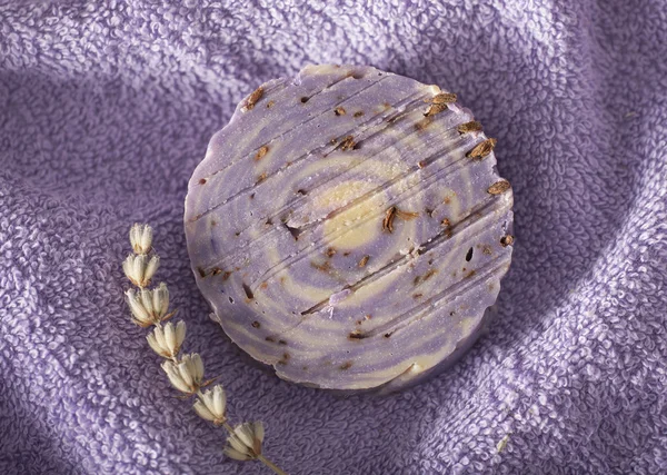 손으로 만든 라벤더 비누 — 스톡 사진