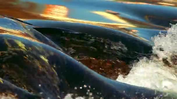 Stromend Water bij de waterval, rustige sfeer, in een lus — Stockvideo