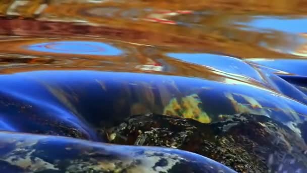 Fluindo água na cachoeira, atmosfera calma, looping LOW MOTION — Vídeo de Stock