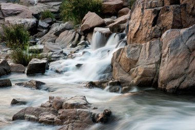 Akşamları dağlarda şelale