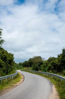 Cennet manzarası - beyaz bulutlu mavi gökyüzü