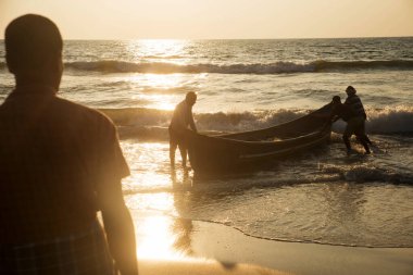 Udupi, Karnataka, Hindistan, 22 Kasım 2020 - sahildeki balıkçılar