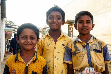                        Chintamani, Karnataka, Hindistan - 4 Şubat 2021: Hintli çocuklar grubu    