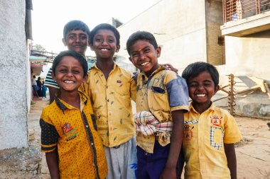                         Chintamani, Karnataka, Hindistan - 4 Şubat 2021: Hintli çocuklar grubu    