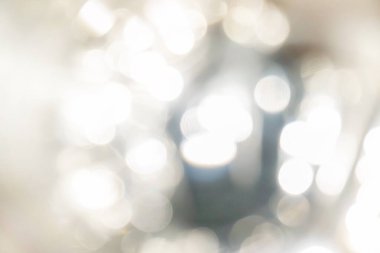 Güneş ışığı su camının içinden parlıyor.