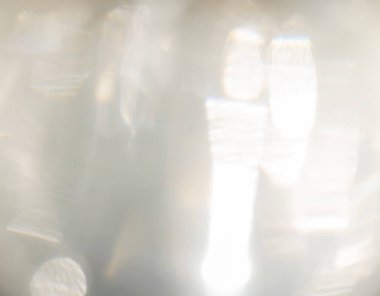 Güneş ışığı su camının içinden parlıyor.