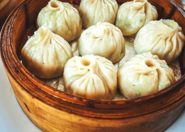 Tahta sepetin içinde haşlanmış hamur köftesi.