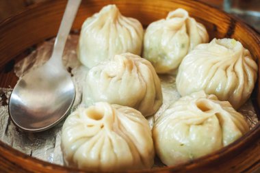 Tahta sepetin içinde haşlanmış hamur köftesi.