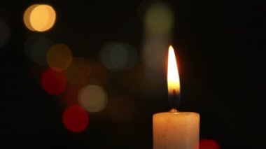 Alevli tek bir mum.