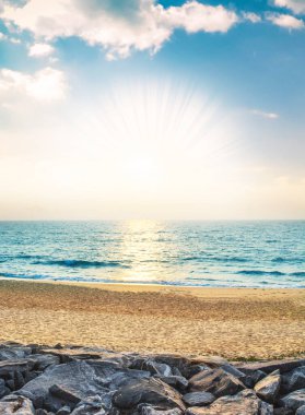 Temiz sahil ve tropikal deniz manzarası