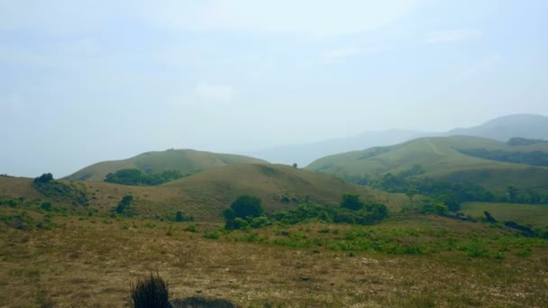 Valle Verde Cordillera Con Cielo Malhumorado — Vídeo de stock