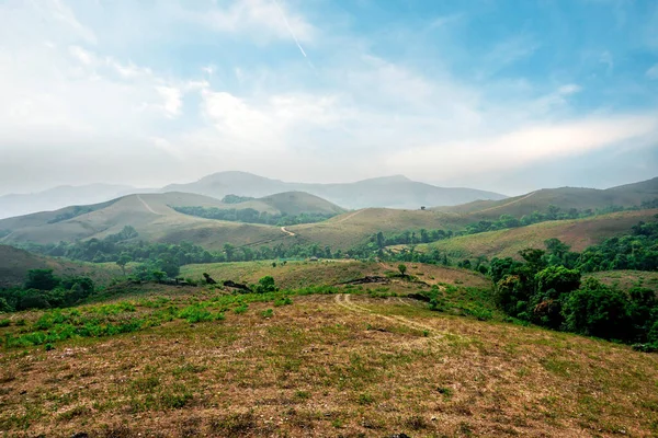 Huysuz gökyüzü ile yeşil vadi ve dağ sıraları
