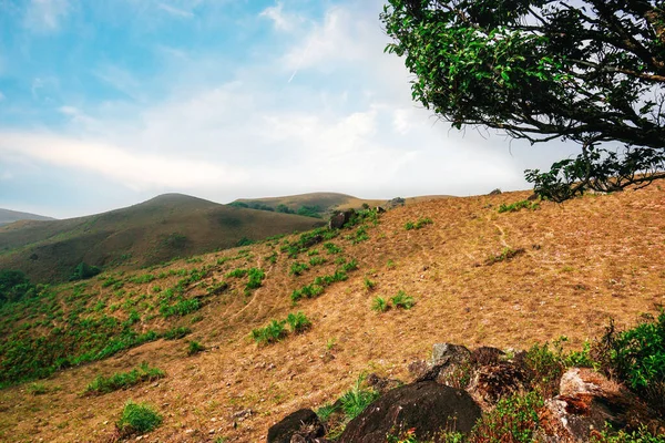 Huysuz gökyüzü ile yeşil vadi ve dağ sıraları