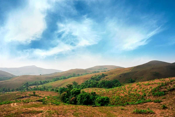 Huysuz gökyüzü ile yeşil vadi ve dağ sıraları