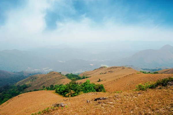 Huysuz gökyüzü ile yeşil vadi ve dağ sıraları