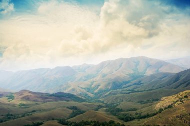 Huysuz gökyüzü ile yeşil vadi ve dağ sıraları