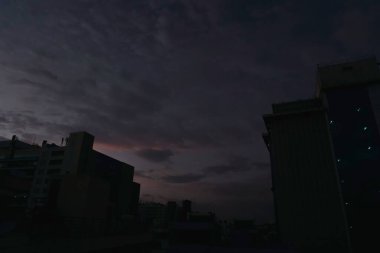 Şehir binasının üzerinde gün batımı