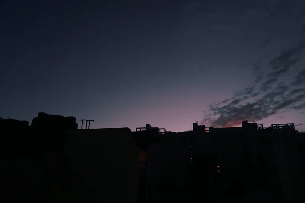 Zachód Słońca Nad Budynkiem Miasta — Zdjęcie stockowe