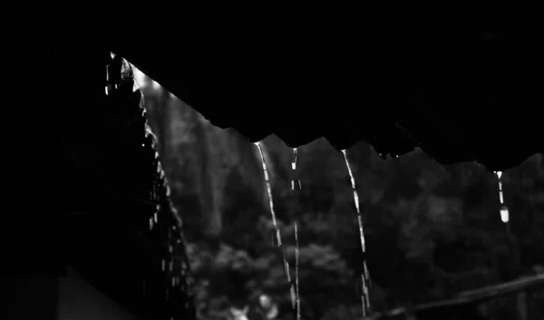 Dešťové Kapky Padající Starých Střešních Tašek — Stock fotografie