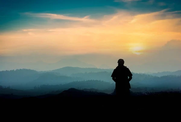 Silueta Una Persona Las Montañas — Foto de Stock