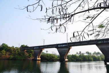 Nehrin üzerindeki köprü