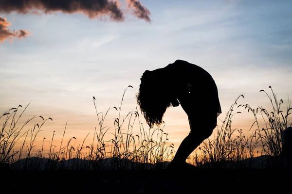 Silhuett Barn Flicka Gör Yoga Bron Poserar Ängen Solnedgång Bakgrund — Stockfoto