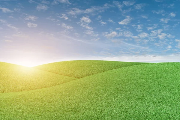 Groen Grasveld Blauwe Lucht Met Witte Wolken Prachtig Natuurlijk Weidelandschap — Stockfoto