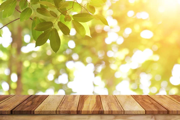 Pusty Drewniany Blat Nad Rozmytym Zielonym Tłem Natury Wyświetlania Lub — Zdjęcie stockowe