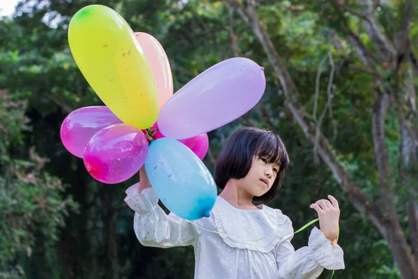 Kindermädchen Mit Bunten Spielzeugballons Park — Stockfoto
