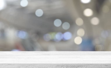 Boş beyaz ahşap masa, restoranın arka planında bulanık, yumuşak ışığın üzerinde masa ürün afişi için ahşap masa, maket, şablon. İş sunumu.