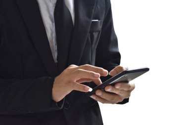 Beyaz arka planda izole edilmiş cep telefonu kullanan adama yaklaş. kırpma yolu ile.