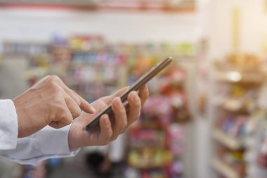 İnternet ya da sosyal ağları aramak için cep telefonlu erkeklerin yakın plan görüntüsü