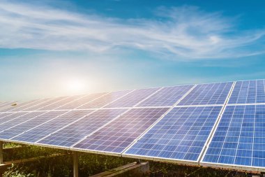 Mavi gökyüzü arka planına karşı güneş paneli. Fotovoltaik, alternatif elektrik kaynağı. Sürdürülebilir kaynaklar için fikir