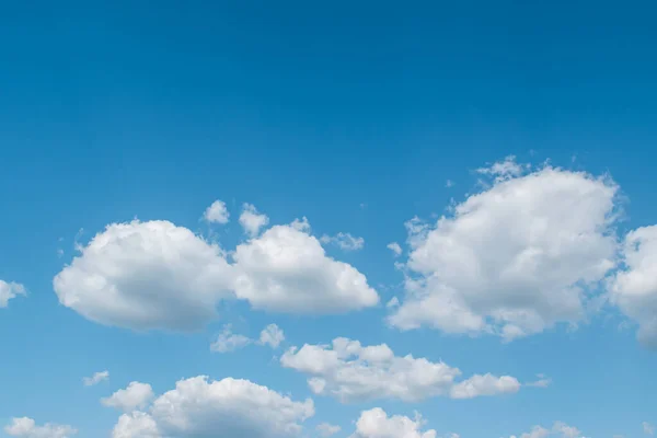Άσπρα Σύννεφα Στο Φόντο Του Γαλάζιου Ουρανού — Φωτογραφία Αρχείου